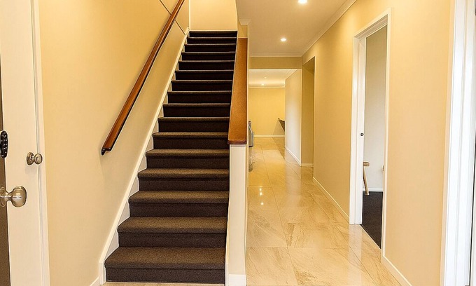 Mount Cottrell House | CasaAria: Spacious 4-bedroom house. Modern, Contemporary, Luxe Linens