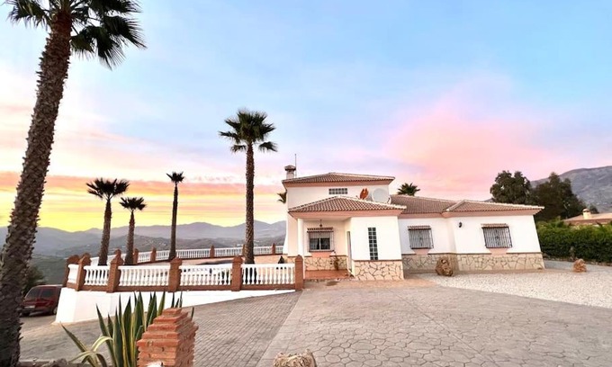 Vinuela Villa | CasaBlanca Villa Rural con piscina y barbacoa