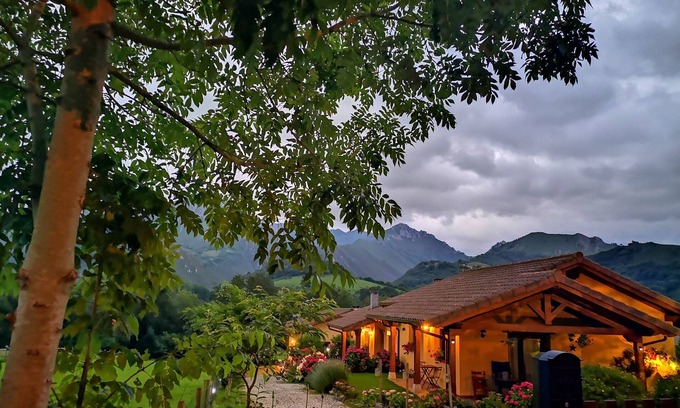 Peruyes Ski Chalet | Casas Rurales Entre Castaños. Asturias.2 Casas Entre el mar y la Montaña