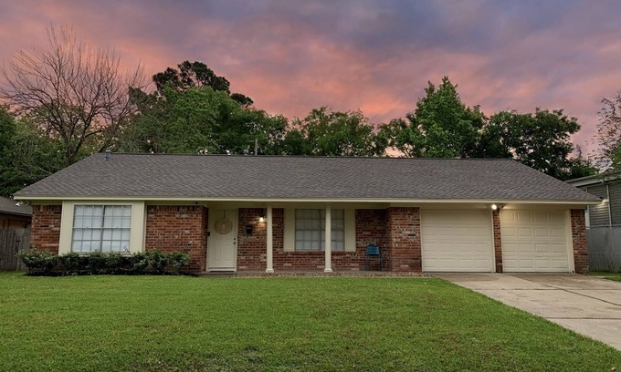 Baytown House | CasaVine@Baytown, E. Houston Getaway!