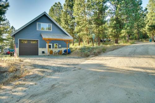 Cascade House | Cascade Cabin Hideaway with Views, half Mi to Lake