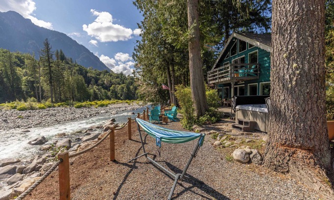 Gold Bar House | Cascade Jewel - gorgeous, remodeled w/expansive mountain views, hot tub, master suite