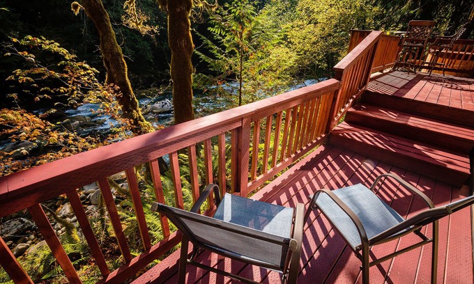 Marblemount Cabin | Cascade River Cabin + Hot Tub, Firepit