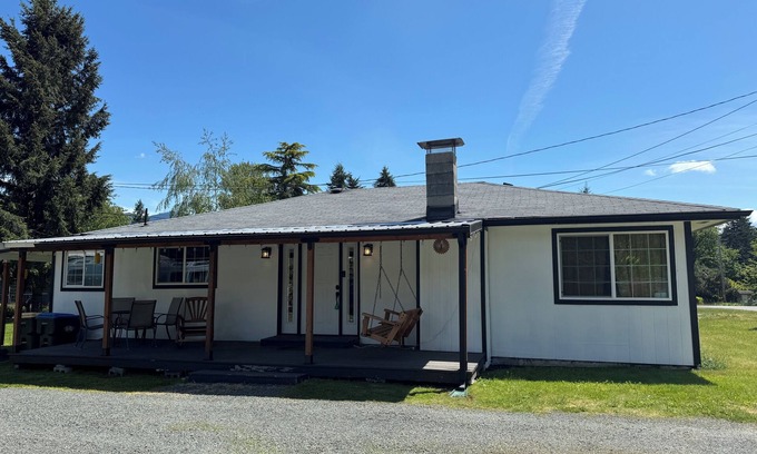 Randle House | Cascadia Basecamp | AC, pet friendly, close to town