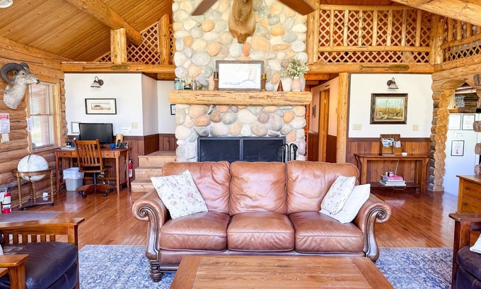 Stanley Cabin | Casino Pines - on the bank of the Salmon River!