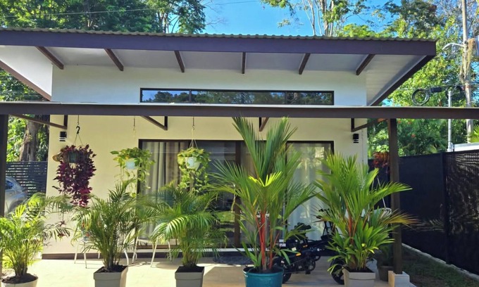 Puerto Viejo de Talamanca Apartment | Casita Kukula- Charming studio with WiFi and AC in Playa Negra, Puerto Viejo