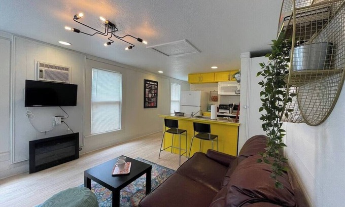Northwest Los Angeles Heights House | Casita Arte in amazing San Antonio with AC, WiFi