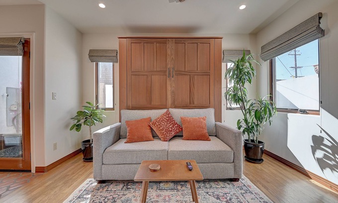 Belmont Shore Apartment | Casita Granada: Belmont Shore- steps to Second Street + 3 blocks to the beach