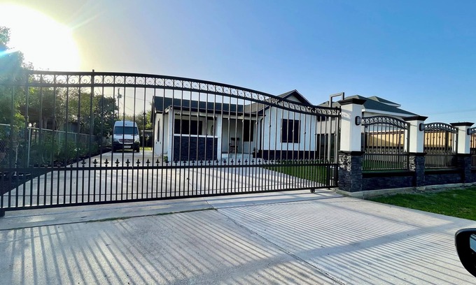 Edinburg House | Casita Montecristo, Family Friendly Home 10 min away from Downtown Edinburg