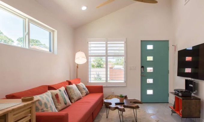 Rosewood House | Casita Poquita -Historic East Austin Retreat
