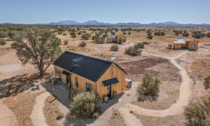 Valle Cabin | Casita Queen bed, private bath and kitchenette