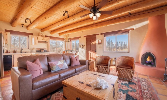 El Prado House | Casita Romantica~ Mountain Views~ Kiva Fireplace~ Hot Tub~ 8 mins to Plaza!
