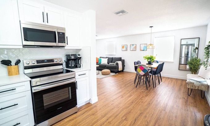 Sun Bay South House | Casita-Stylish Garden Home 5 Min to Bayshore water