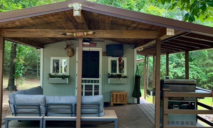 Montgomery House | Casita w/Swimming Pond Sand Volleyball Access