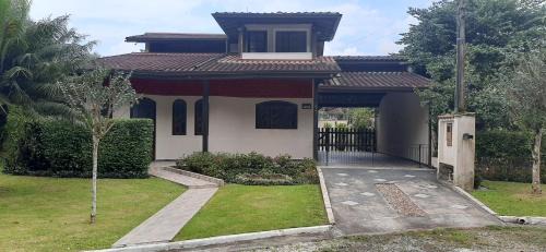 Horto House | Caso em condomínio com lago, serra, campo e mar