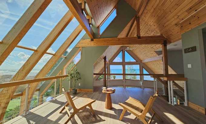 Northern Bruce Peninsula Cottage | Casolena Lakehouse: Cottage with Panoramic Lake View for a Peaceful Retreat