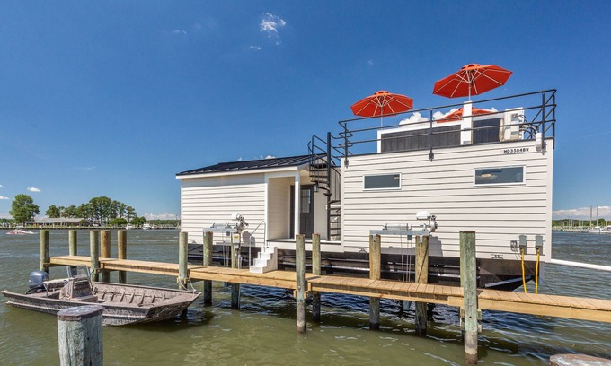 Kent Narrows Boat Rental | Cass-Away Luxury Houseboat