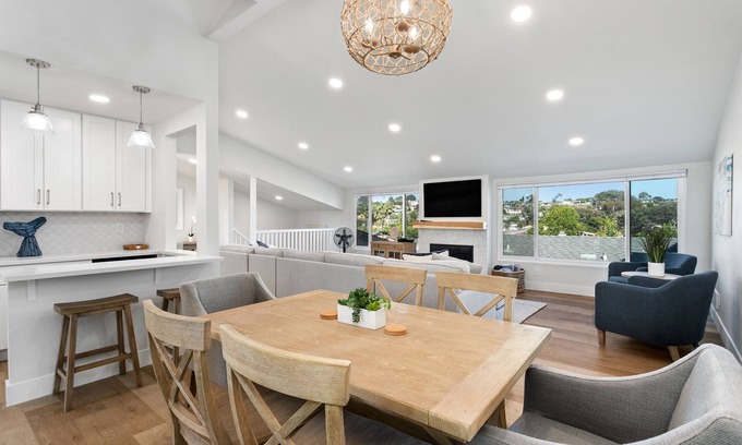 Solana Beach Condo | Cast-a-Waves- Vacation in Style near Beach, Pool, Spa, Restaurants
