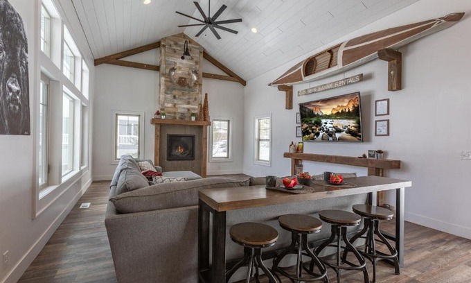 Island Park House | Cast Iron Moose by KABINO Hot Tub EV Charger Air Conditioning Fireplace Grill WiFi