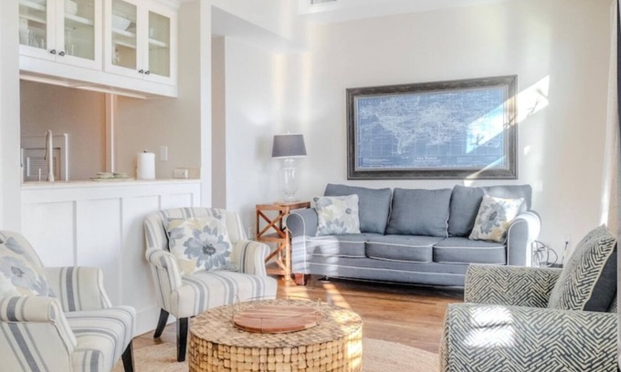 Sunnyside Condo | CASTAWAY Condo, beach chairs with wagon, 4pools, 2min walk to secluded beach