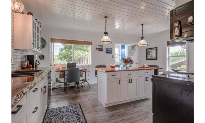 Bamfield House | Castaway Cottage - 8 Acre Waterfront Estate w/Dock