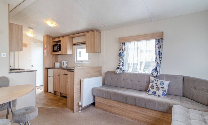 Bacton House | Castaways Oyster 6 (Pet)