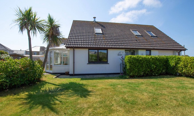 St Merryn House | Castaways - Three Bedroom House, Sleeps 6