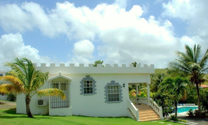 Savannes Villa | Castle By The Pool