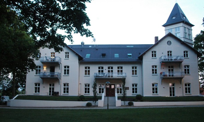 Hohen Niendorf Apartment | Castle by the sea, 3 BR., Kühlungsborn/Rerik with Ostseeblick, sauna, fireplace