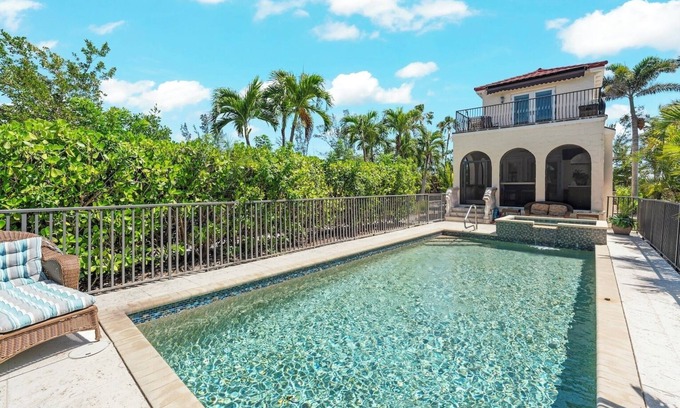The Dunes House | Castle By The Sea: Luxurious Beach Home on Lake!