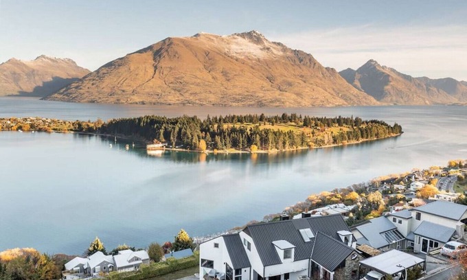 Queenstown City Centre Apartment | Castle Cliff Lodge | Spa Pool + Sauna | Games Room