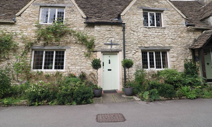 Castle Combe Cottage | CASTLE COMBE COTTAGE, pet friendly, character holiday cottage in Bath
