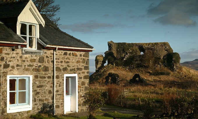Gruline House | Castle Cottage. 2 Bedrooms. Sleeps 3.