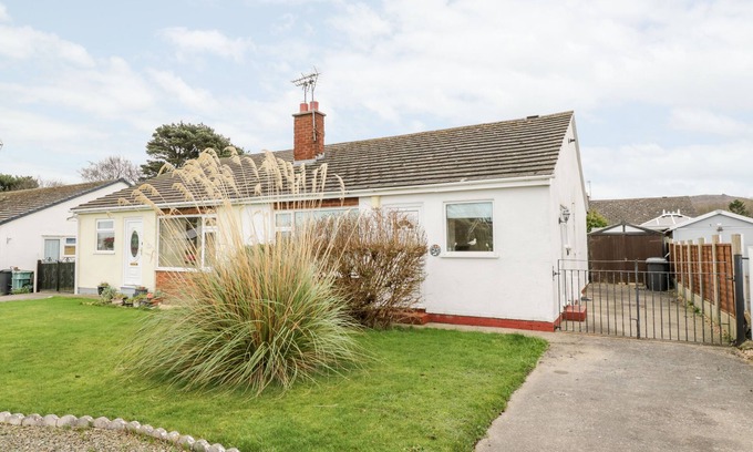 Rhyd-y-foel Cottage | CASTLE COVE, pet friendly, with a garden in Abergele