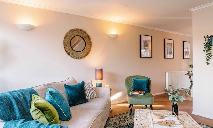 Warwick Town Centre House | Castle Gate - Central Location with Large Living Space