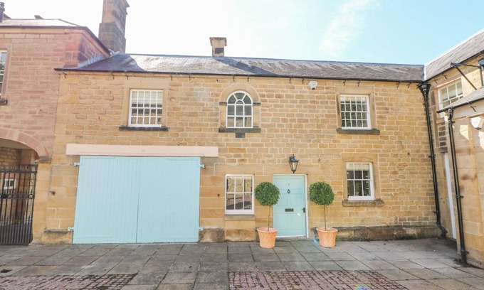 Bakewell Cottage | CASTLE HILL, character holiday cottage, with a garden in Bakewell