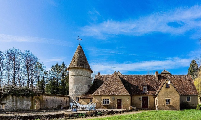 Le Veurdre Other | Castle in le Veurdre near Route Compostella