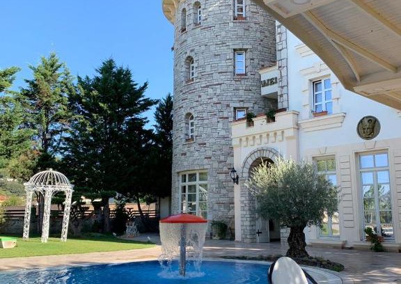 Vaqarr Hotel | Castle Konti