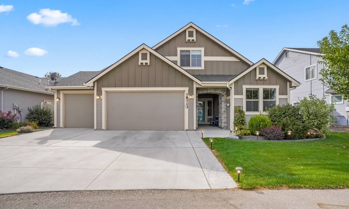Nampa House | Castle Peak Larger Home|BBQ|Private Backyard|Park!