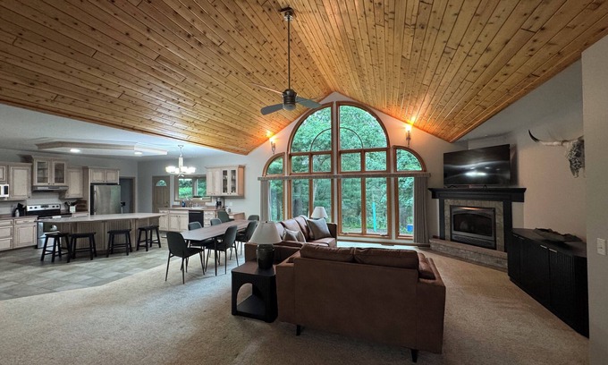 Mauston House | Castle Rock Retreat - Peaceful Escape but close to the fun!