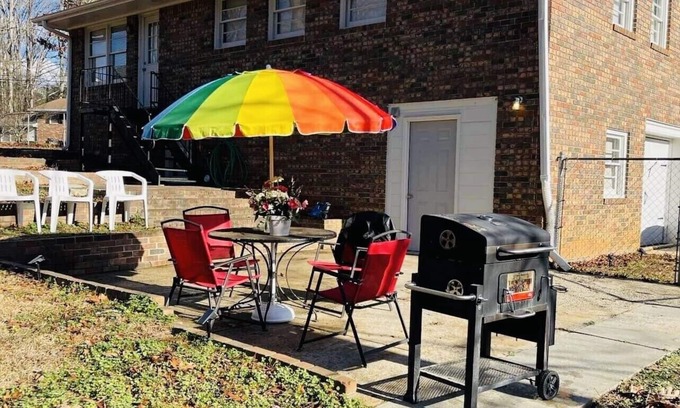 Morrow House | 🏰 Castle 🏰 Spacious Luxuries V- Convenience 5bdR/2.5 bT/S-Atlanta GA🛬