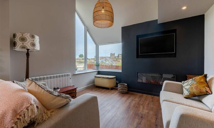 Bamburgh Cottage | CASTLE VIEW (BAMBURGH), pet friendly, with a garden in Bamburgh
