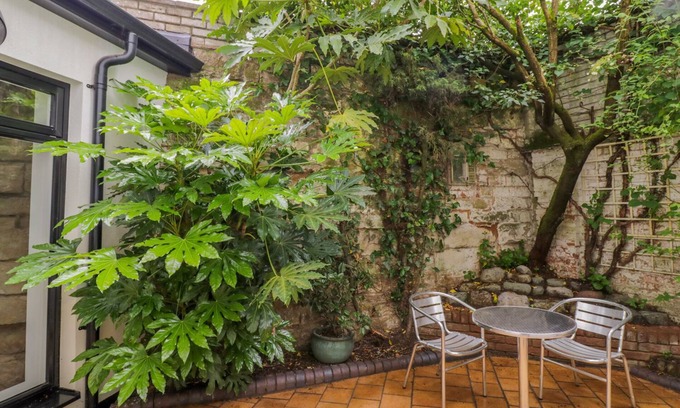 Warwick Town Centre Apartment | Castle View