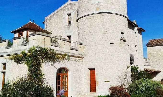 Juillac Other | Castle with 4 bedrooms and WiFi, AC in welcoming Juillac next to Saint Emilion