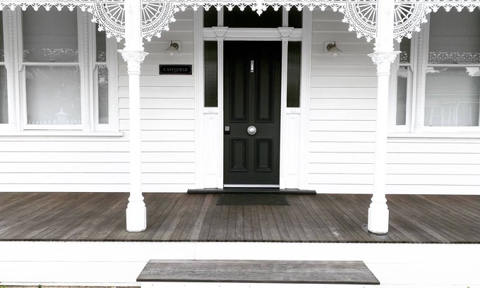 Geelong West House | Castlebar - Superior Boutique Accomodation - Steps to Pakington Street