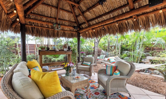 North Beach Apartment | Casual Beach living - 1 Bed/1 Bath Old Florida Garden apartment - Steps to beach