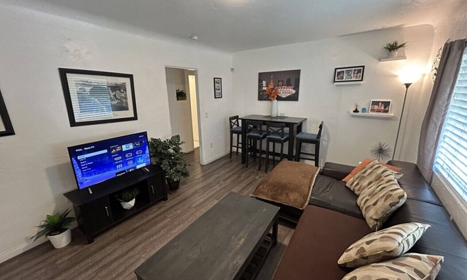 Downtown Las Vegas House | Casual #C 2queen Kids ok 1Story by Fremont St Pets pay more