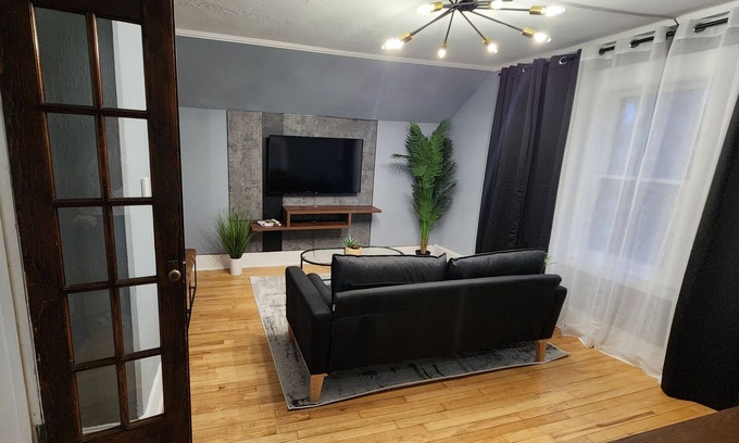 Tremont Apartment | Casual CLE: 1 bdrm near Downtown Cle