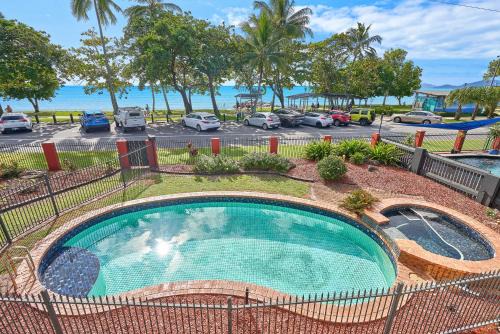 Holloways Beach House | Casuarina Beach Front Escape