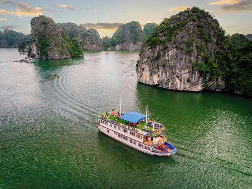 Cat Hai Boat Rental | Catba Sunlight Lan Ha Cruise